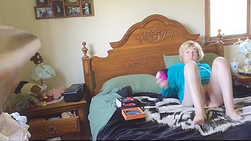 MILF safada gozando forte enfiando dedos na buceta suculenta!