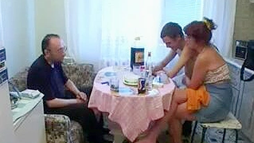 Pau do Filho Leva a Buceta da Mãe ao Limite do Orgasmo, Pai Fora!