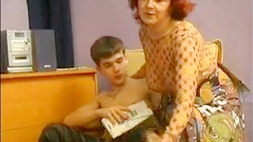 Mamãe Peituda Chupando o Pau do Filho, Espanholando Até Gozar, Pai Fora!