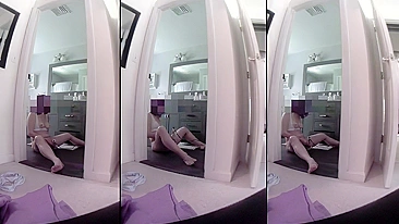 Flagrada na câmera oculta, minha mamãe se masturbando no chão do banheiro, que delícia do caralho!