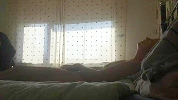 Mãe pervertida flagrada peidando e se masturbando na câmera oculta!