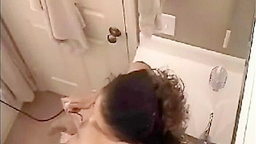 Câmera escondida flagra irmã novinha se masturbando com escova elétrica!