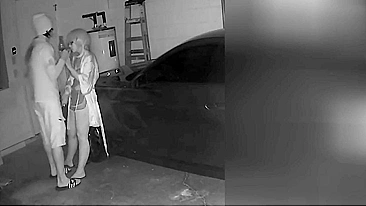 Mãe pervertida mama pau do filho em câmera escondida na garagem, pai bebendo!