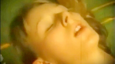 Irmão Tarado Arromba a Bucetinha Virgem e Delicada da Irmã Sem Camisinha!