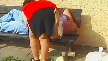 Mamãe peituda madura e filho tarado fodendo no quintal como animais!