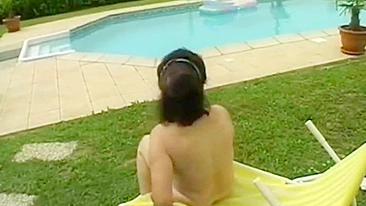 Mamãe peituda madura fode e chupa filho ao ar livre, explosão de porra na boca e buceta!