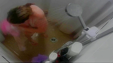 Câmera Escondida! Mãe Libera a Puta Interior, Banho Quente com Buceta Suculenta