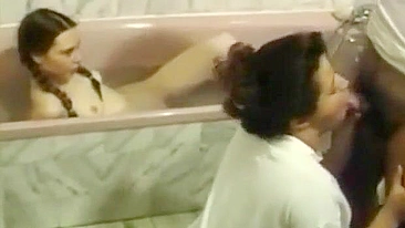 Mãe Maluca Mama o Pau do Marido na Frente da Filha Deles