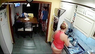 Mãe Safada Cozinhando Semi-Nua e Ficando Suja, Filho Adora!