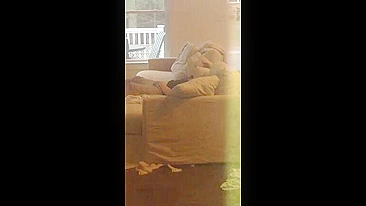 Mãe Loira Se Masturbando, Cena Solo na Cam Escondida com Charme Irresistível