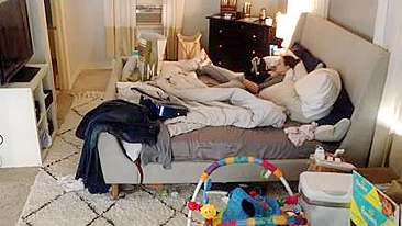 Esposa Safada e Puta se Masturbando Nua, Finalmente Flagrada pela Câmera Escondida