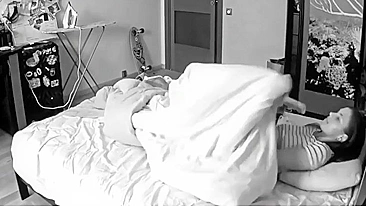 Flagrada na Câmera Escondida! Esposa Tesuda Assistindo Pornô e se Masturbando Sozinha