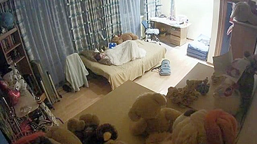 Mamãe Tímida Flagrada em Sessão Secreta de Pornô e Masturbação na Câmera Escondida!