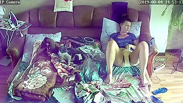 Minha Esposa Gostosa Sozinha em Casa se Masturbando Flagrada pela Minha Câmera Escondida