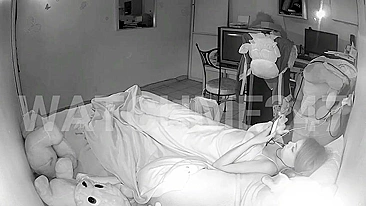 Gatinha Nerd e Tímida Finalmente Flagrada! Filha se Masturbando à Noite na Câmera