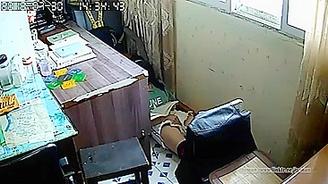 Mãe Safada Flagrada Se Masturbando com Brinquedo Novo, Sem Saber que Tá Sendo Vista