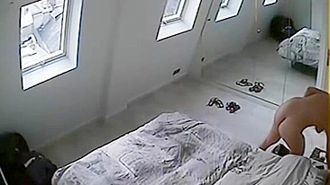 Câmera espiã flagra esposa americana assistindo pornô e se masturbando no sofá