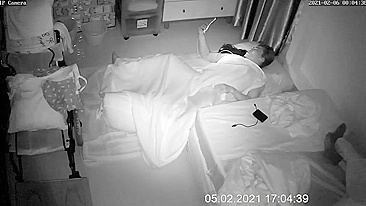 Flagrada! Show Nu da Sogra na Cam, Acariciando a Buceta Madura em Missionário