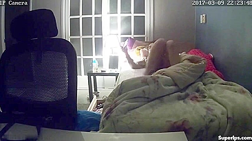 Espiando Mãe Japonesa Gostosa de Óculos se Masturbando na Sua IPCAM - Vídeo Vazado!