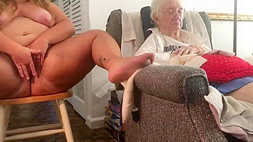 Safada Adora Gozar se Masturbando do Lado da Avó Cega