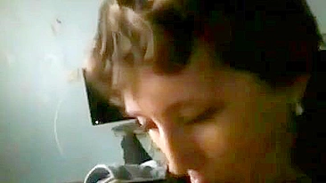 Mamãe quer brincar com o pau dele e chupa com atenção