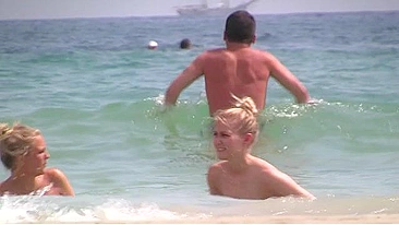 Irmã de férias provocando com peitos de fora na praia