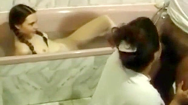 Filha no banho vê mamãe no incesto mais safado