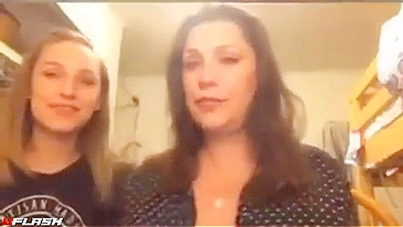 Mãe e filha em cena de incesto taboo com provocação quente