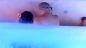 Tesão contagioso explorando desejo um do outro em público