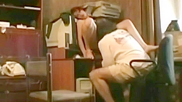 Gostosa de bunda empinada cede às tentações incestuosas e luxúria quente