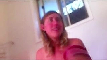 Puxando as pernas devagar, o cara ama a xota da irmã