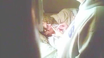 Filha goza quando o pauzinho toca suas partes íntimas no incesto XXX