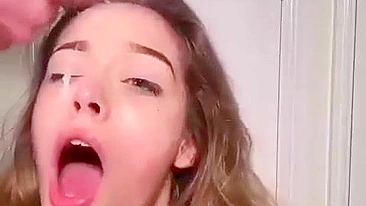 Irmã vai curtir uma gozada farta na cara do irmão