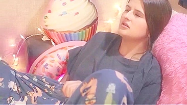 Puta incestuosa exibindo a buceta e vai gozar com paixão