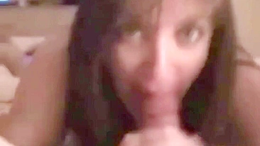 Corpos entrelaçados em transa quente, mamãe quase gozando de prazer