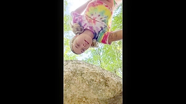 Irmã gostosa de tetas naturais fode irmão em público