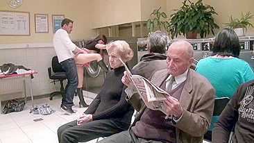 Vadia de franja e parceiro XXX começam putaria na lavanderia