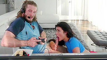 Namorada pornô safada chupa pau XXX grande enquanto ele joga