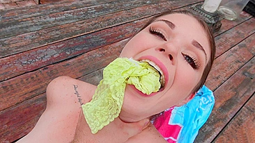 Mãe safada com tetas enormes leva pauzão XXX na buceta