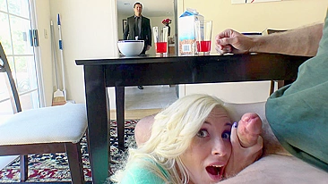 Cara procura enteada sem saber que ela tá fazendo boquete pornô XXX