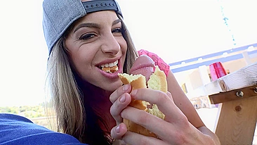 Gata leva parceiro pra boquete quente em público pornô XXX