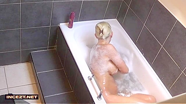 Filme incesto com mamãe gostosa precisando de ajuda do filho no banho