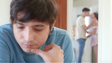 Irmã diz pro irmão: "Ou assiste, ou chupa meus peitos, mas não vou parar"!