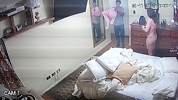 Momentos constrangedores em família real, mãe anda nua na frente do filho