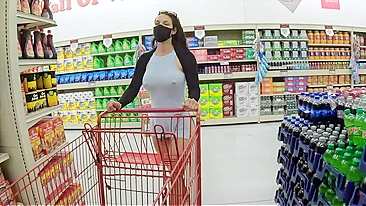 Mãe sem sutiã e calcinha, de vestidinho curto, piscando peitos e buceta no shopping