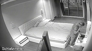 Instalei câmera escondida pra gravar cunhada se masturbando no quarto!