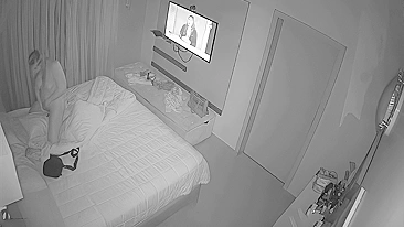 IPCAM Hackeada – Mãe Peituda se Masturba com Travesseiro entre as Pernas