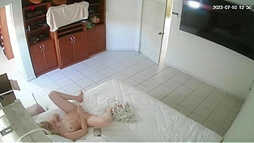 Pega na câmera escondida! Esposa vadia se masturbando enquanto o marido tá fora