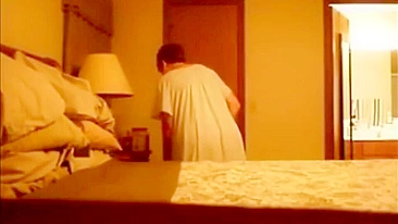 Mãe mais velha flagrada se masturbando na cama com dildo favorito