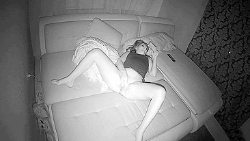 Esposa semi-nua flagrada se masturbando na câmera escondida na cama antes de dormir